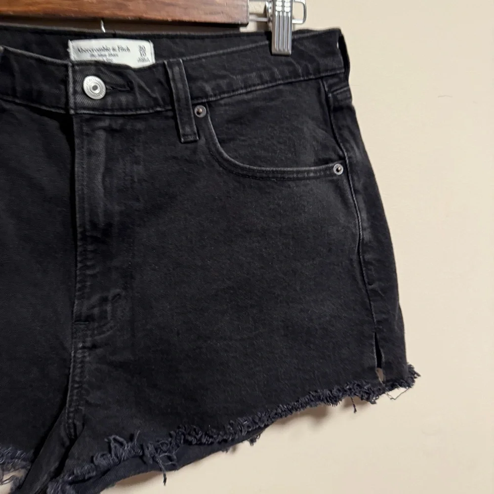 Abercrombie & Fitch The Mom Shorts High Rise Denim Black Frayed Hem-Size 30 (10) - Picture 6 of 12